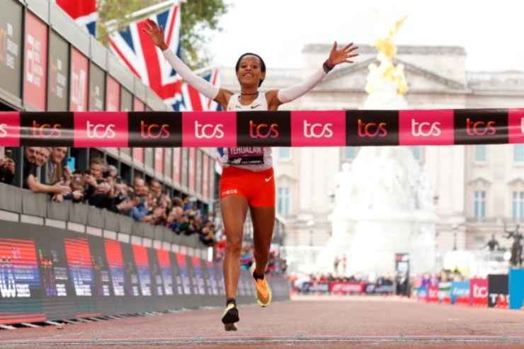 Yalemzerf Yehualaw (Ethiopia) vô địch nội dung nữ Marathon London 2022 với 2 giờ 17 phút 26 giây