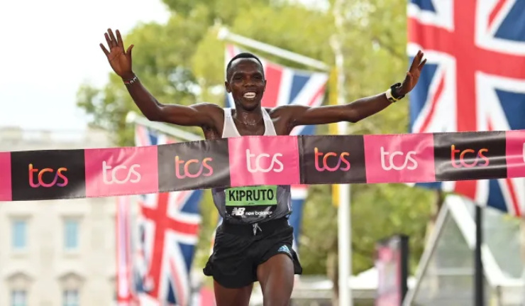 Amos Choge Kipruto (Kenya) vô địch nội dung nam Marathon London 2022 với thời gian 2 giờ 4 phút 39 giây