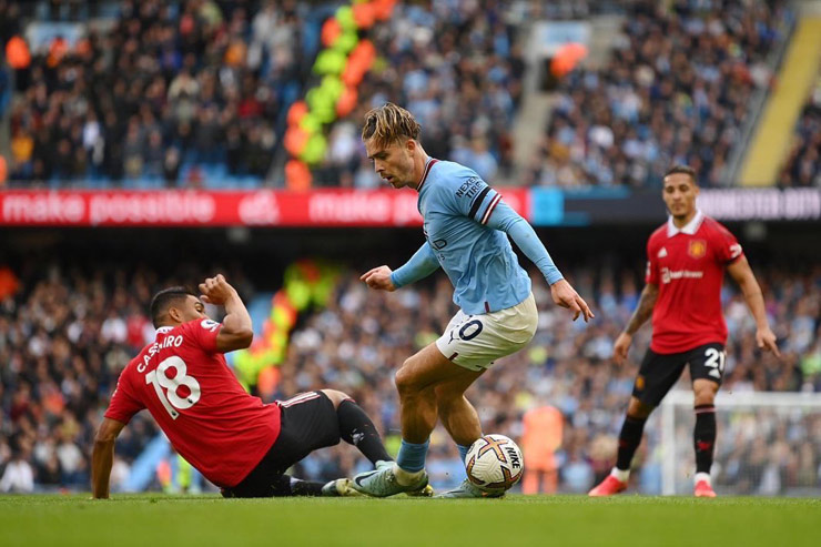 Jack Grealish xử lý kỹ thuật loại bỏ pha xoạc bóng của Casemiro và biến tân binh của MU thành "gã hề"