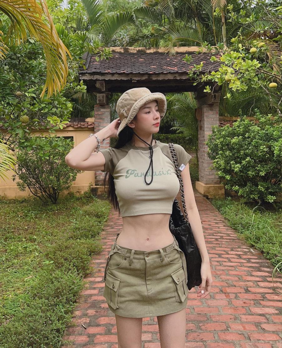 Mie kết hợp áo croptop với chân váy có gam màu tương đồng cho outfit ngày thường. Vòng eo nhỏ nhắn không mỡ thừa là điểm cơ thể nổi bật khiến người nhìn phải chú ý đầu tiên trong bức hình.