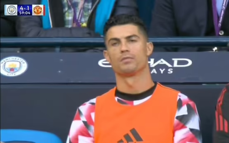 Ronaldo nhìn MU thua thảm trên hàng ghế dự bị, cặp sao 10 Cúp C1 chết lặng