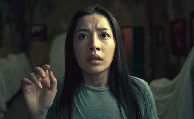 Mới đây nhất, Chi Pu tái xuất điện ảnh Việt trong phim kinh dị 'Mười'. Giọng ca 'Anh ơi anh ở lại' có sự tiến bộ nhưng chưa thật sự rõ nét. Cô khắc phục phần nào đài từ và phát âm nhưng biểu cảm vẫn còn đơ cứng.
