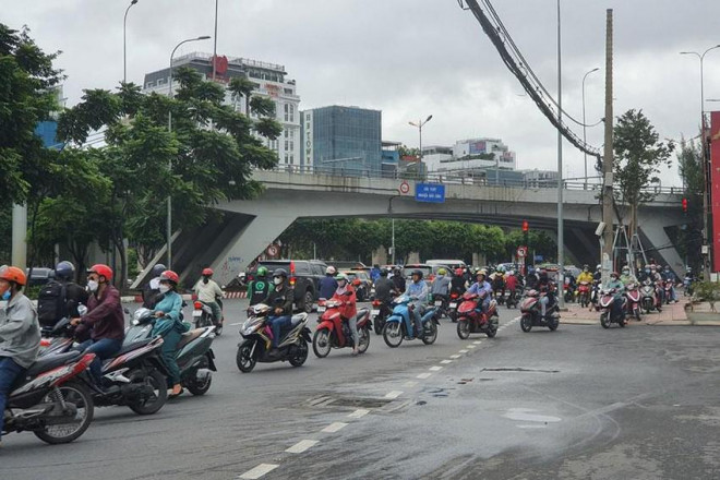 Cầu vượt Nguyễn Hữu Cảnh hiện cấm các xe lưu thông để phục vụ sửa chữa cầu. Ảnh: KC