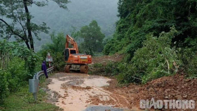 Lũ quét Kỳ Sơn: Còn vùng bị trôi nhà chưa thể tiếp cận vì sạt lở, tắc đường - 2