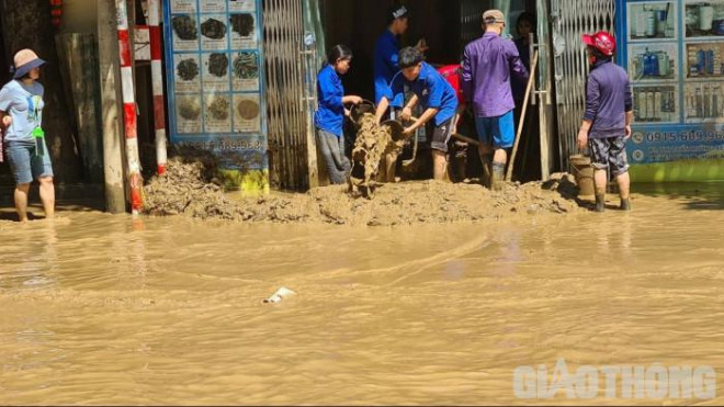 Thiếu đói 3 ngày, dân vùng lũ quét vượt suối băng rừng đi xin gạo - 4