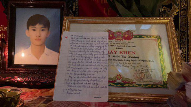 Bằng khen và lá thư cảm ơn của một nạn nhân bên di ảnh của em Lê Trần Vũ Hoàng