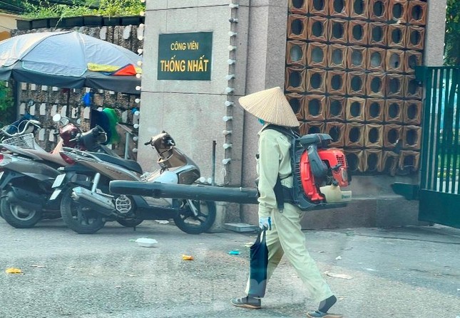 Chuyện lạ ở Hà Nội: Nhân viên vệ sinh &#34;thổi&#34; bụi, rác mù trời - 2