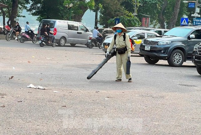 Chuyện lạ ở Hà Nội: Nhân viên vệ sinh &#34;thổi&#34; bụi, rác mù trời - 6