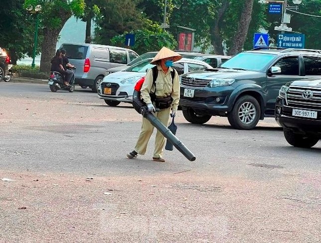 Chuyện lạ ở Hà Nội: Nhân viên vệ sinh &#34;thổi&#34; bụi, rác mù trời - 7