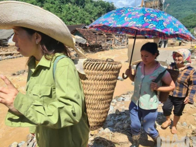 Thiếu đói 3 ngày, dân vùng lũ quét vượt suối băng rừng đi xin gạo