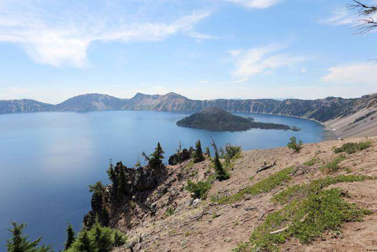 3. Hồ nước này là cảnh quan chính trong vườn quốc gia Crater Lake, nổi tiếng với màu nước xanh và độ trong vắt.
