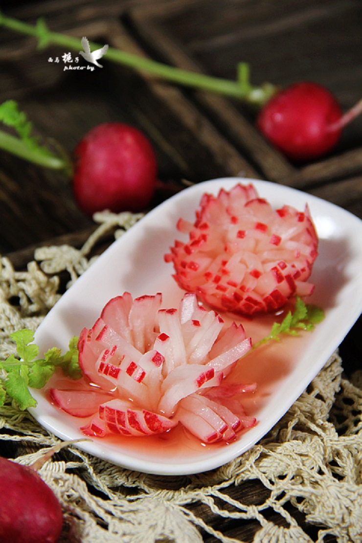 A tip for turning red beets into blooming flowers, making a delicious sweet and sour condiment - 5