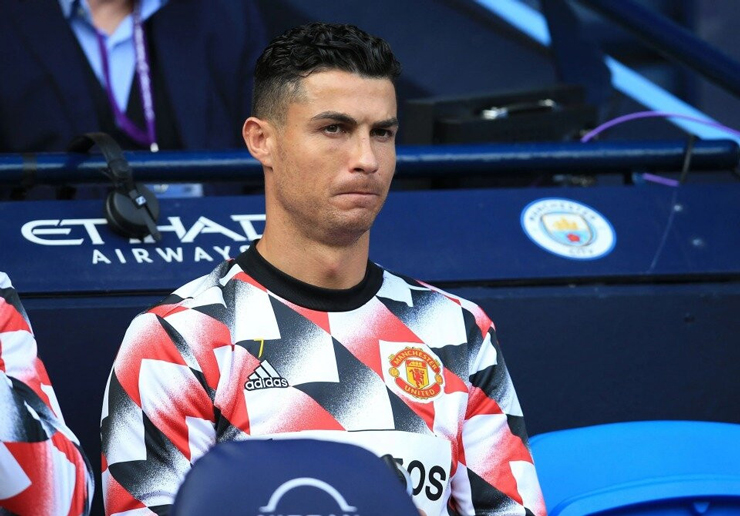 Ronaldo chỉ ngồi dự bị cũng gây ra tranh cãi