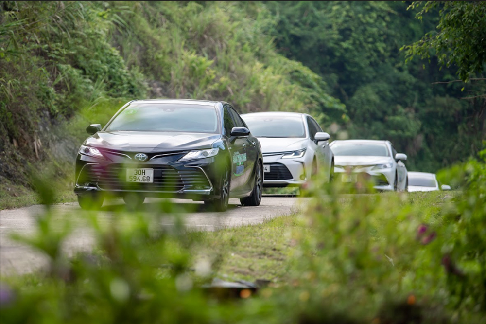 Camry 2.5 HEV: Mẫu sedan hạng D sử dụng động cơ Hybrid được lòng người dùng Việt năm 2022 - 1