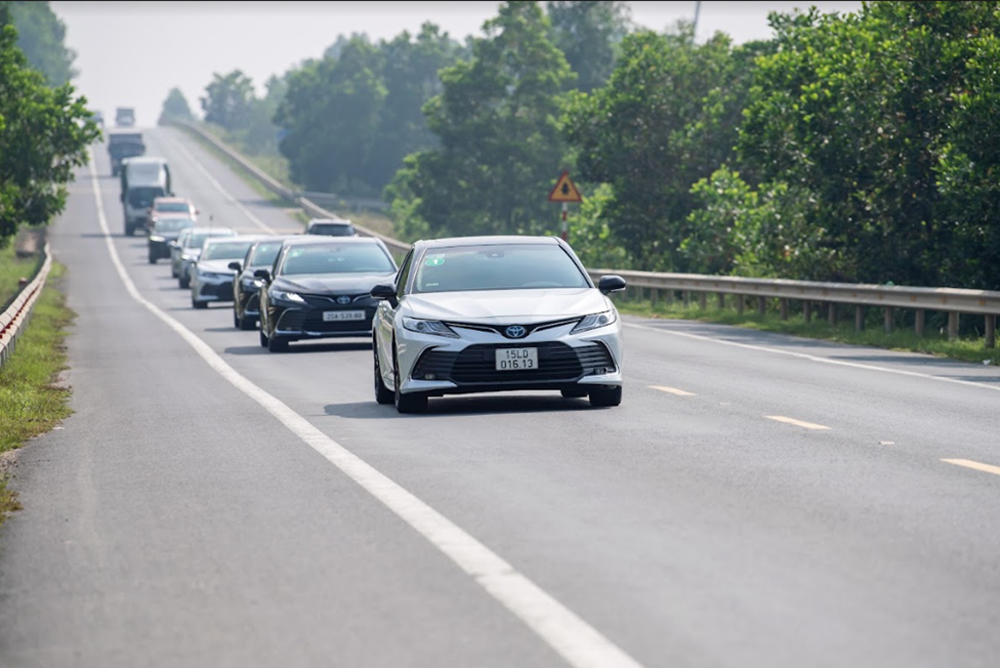 Camry 2.5 HEV: Mẫu sedan hạng D sử dụng động cơ Hybrid được lòng người dùng Việt năm 2022 - 2