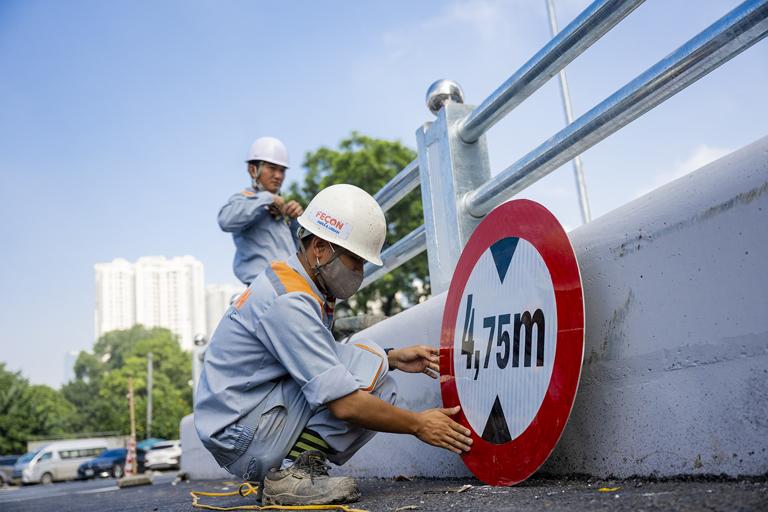 Hiện tại,&nbsp;các công nhân đang hoàn thành nốt công việc còn lại trước ngày thông xe.