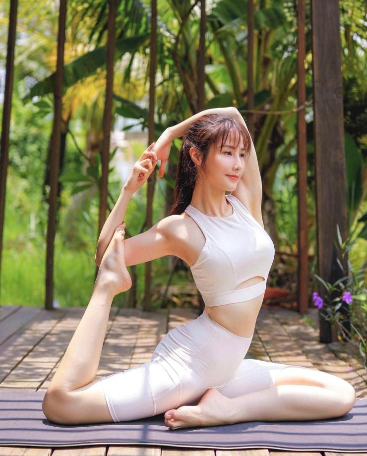 Ngoài chạy bộ, Diễm My còn tập yoga&nbsp;tại nhà hay tập gym tại các phòng chuyên nghiệp. Các bài tập thiên về siết eo thon, hông nở được nữ diễn viên thực hiện điều độ.
