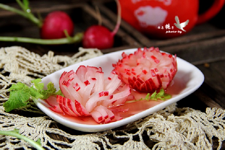 A tip for turning red beets into blooming flowers, making a delicious sweet and sour condiment - 4