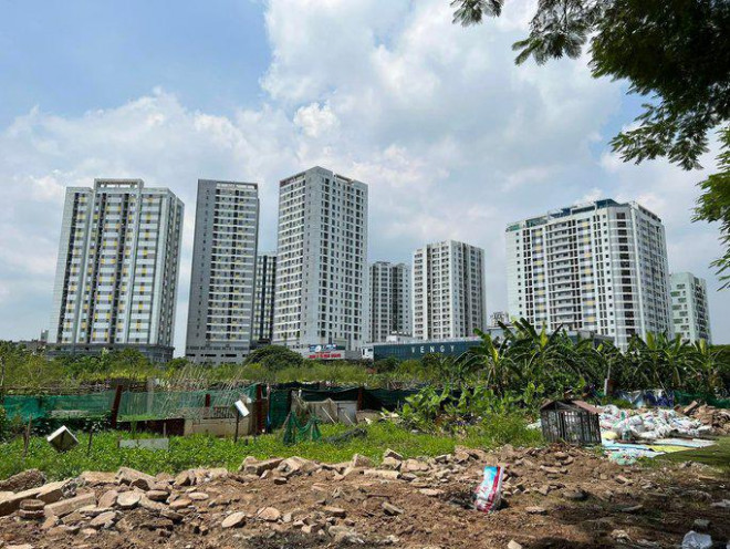Trên địa bàn quận Hoàng Mai có 227 nhà chung cư cao tầng mới được xây dựng và 202 nhà chung cư cũ, trong khi đó, có chung cư vẫn đang tiếp tục được xây dựng