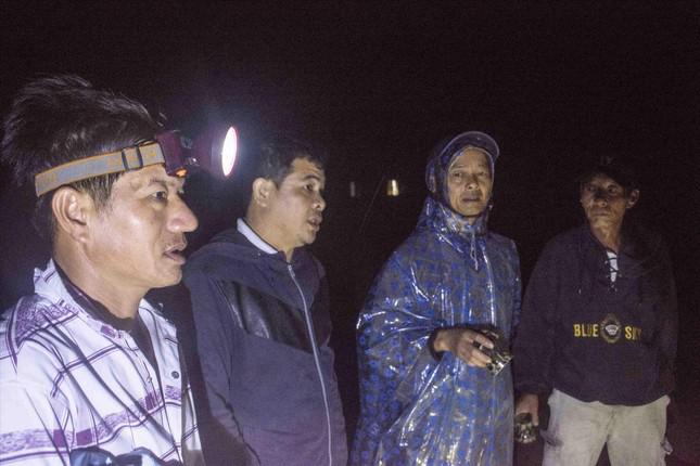 Những thanh niên thức trắng đêm để bảo vệ tài sản và sẵn sàng ứng cứu tại làng chài Lộc Vĩnh, tỉnh Thừa Thiên - Huế. Ảnh: Văn Chương