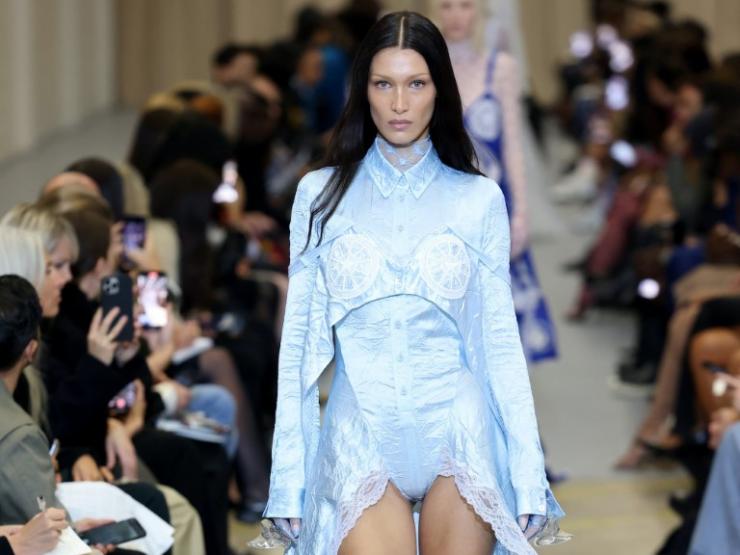 Bella Hadid và những khoảnh khắc đẹp nhất trên sàn catwalk