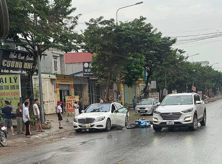 Vụ xe máy tông gãy cửa Mercedes-Benz S400, tiền sửa chữa hết hơn 260 triệu đồng - 4