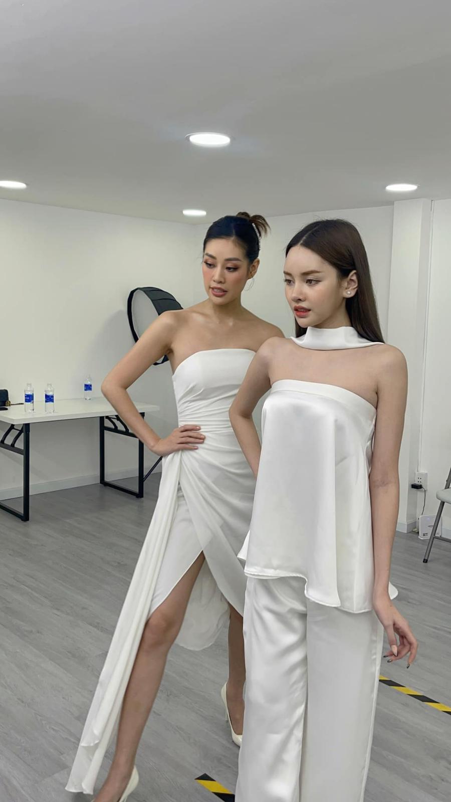 Khánh Vân là người hướng dẫn catwalk cho Đan Tiên.