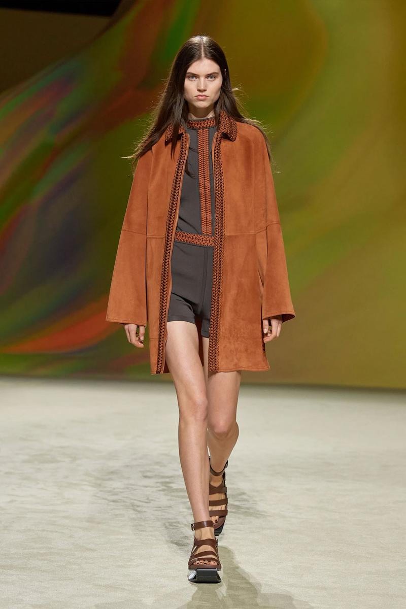 Sa mạc bỏng rẫy đầy lộng lẫy trên sàn catwalk mới nhất của Hermès - 13