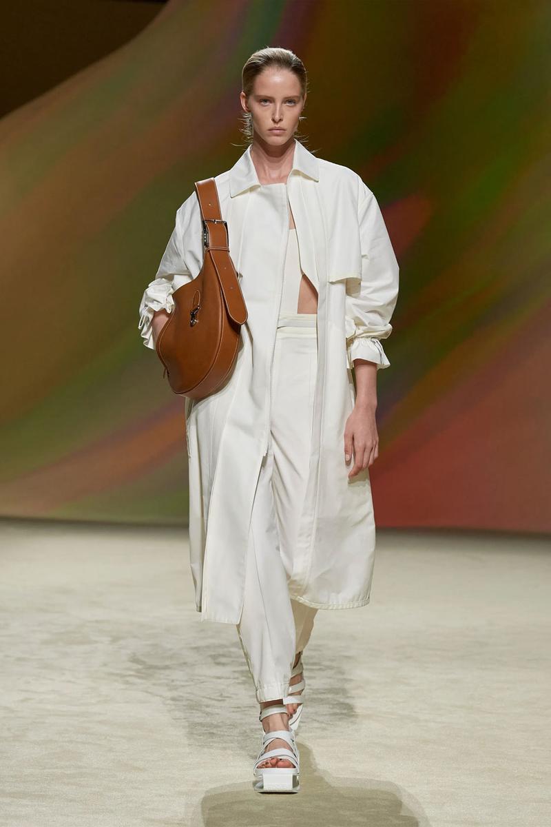 Sa mạc bỏng rẫy đầy lộng lẫy trên sàn catwalk mới nhất của Hermès - 7