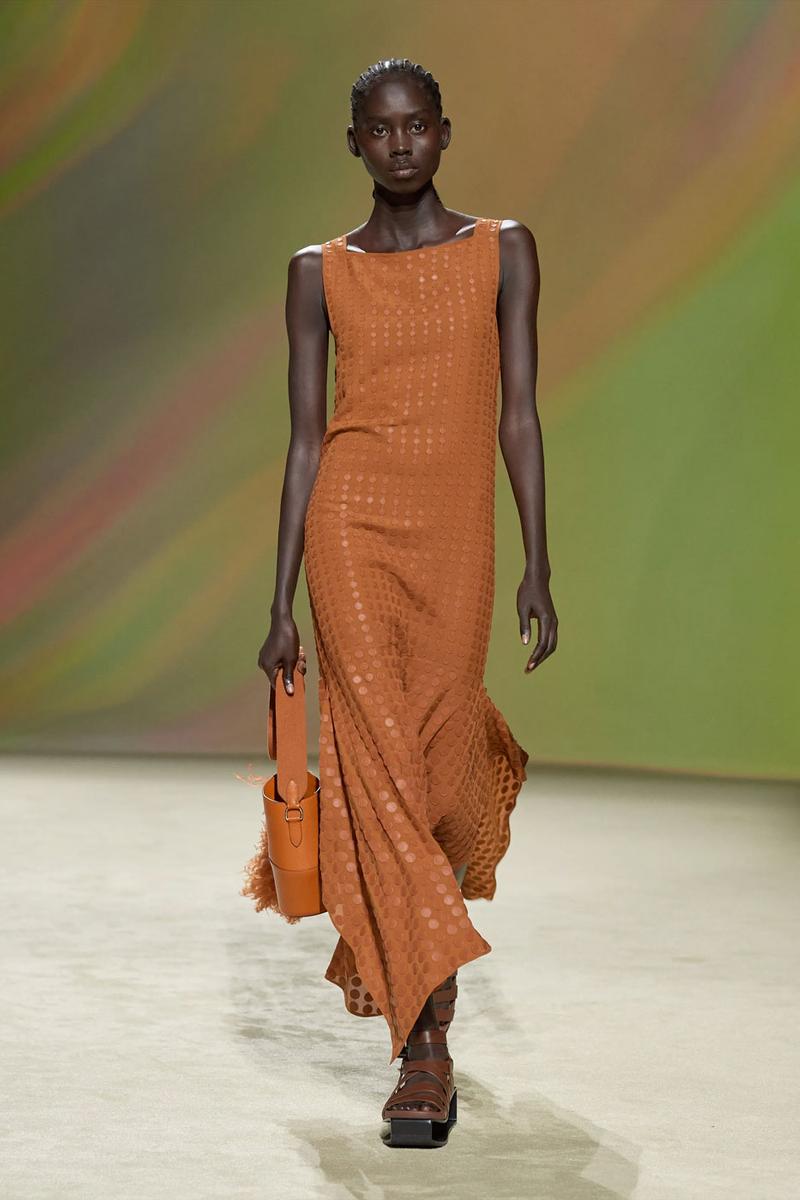 Sa mạc bỏng rẫy đầy lộng lẫy trên sàn catwalk mới nhất của Hermès - 5