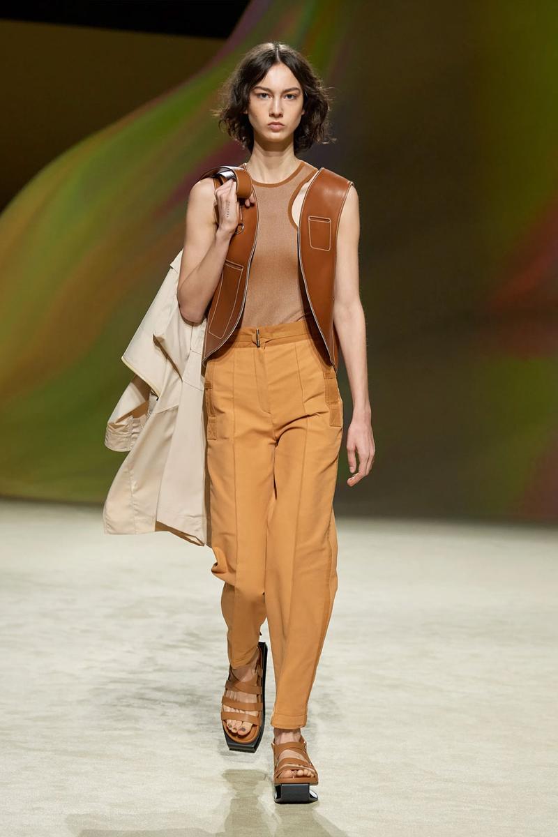 Sa mạc bỏng rẫy đầy lộng lẫy trên sàn catwalk mới nhất của Hermès - 2