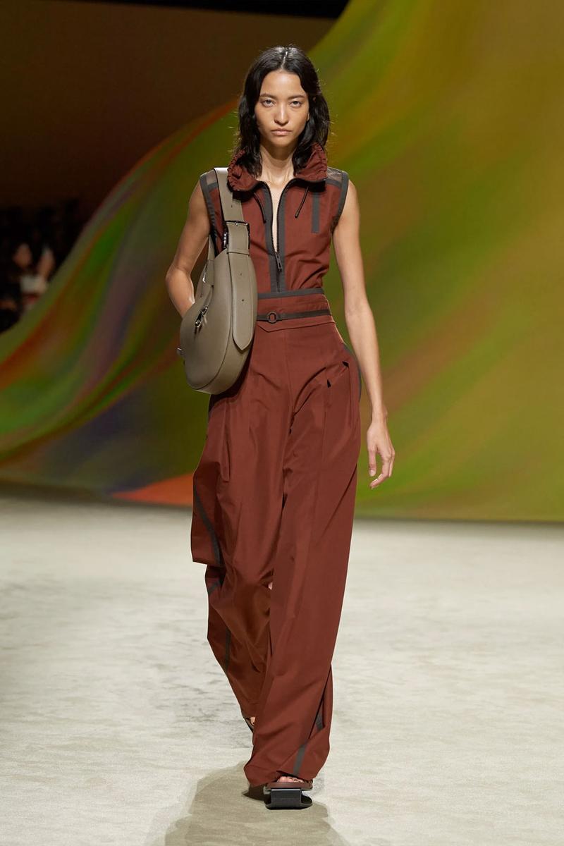 Sa mạc bỏng rẫy đầy lộng lẫy trên sàn catwalk mới nhất của Hermès - 17