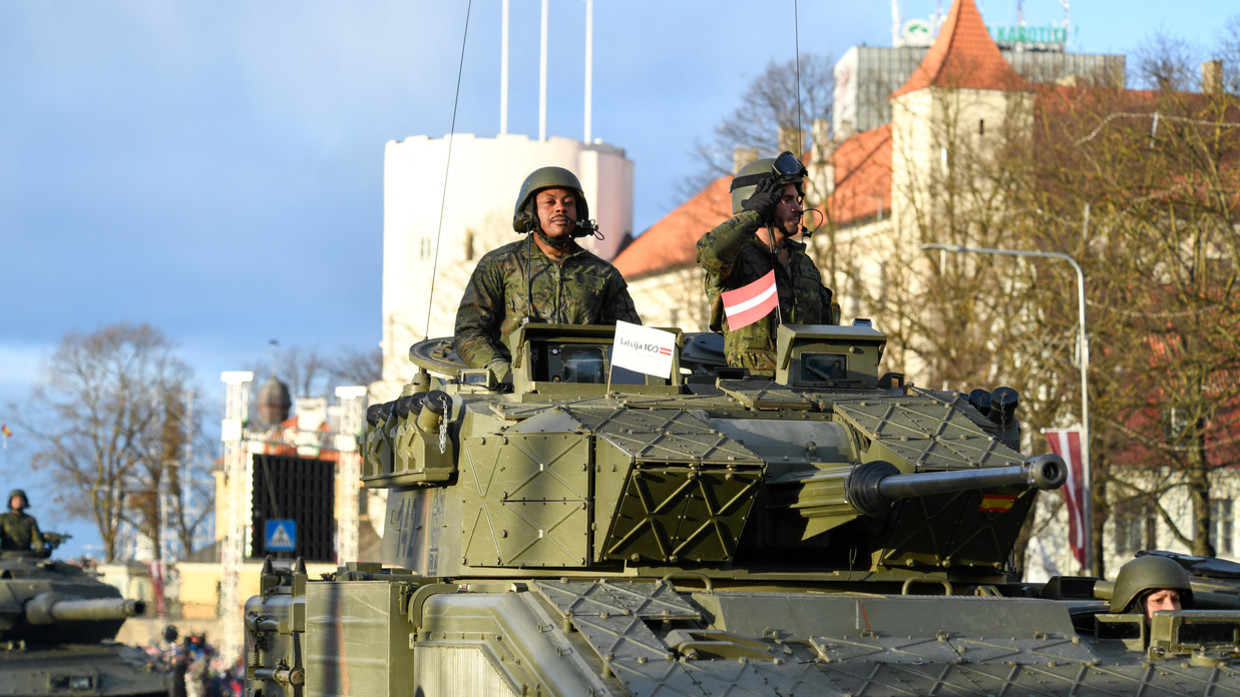 Binh sĩ NATO hiện diện ở thủ đô Riga, Latvia.