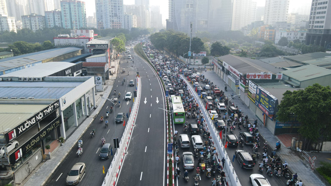 Ngày đầu thông xe, hầm chui Lê Văn Lương đã xảy ra ùn tắc - 2