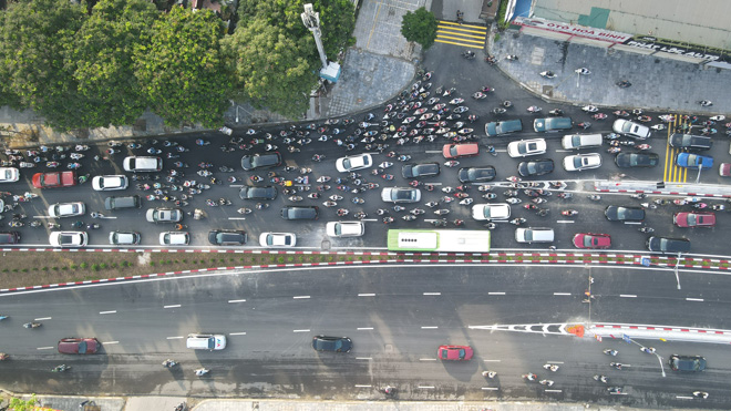 Ngày đầu thông xe, hầm chui Lê Văn Lương đã xảy ra ùn tắc - 4