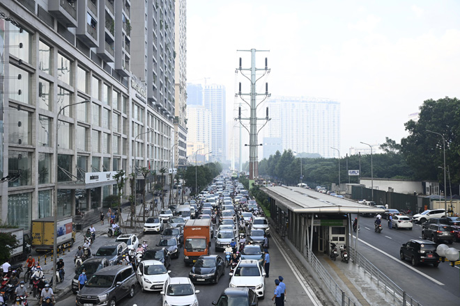 Ngày đầu thông xe, hầm chui Lê Văn Lương đã xảy ra ùn tắc - 6