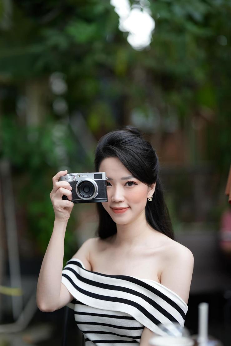 Cô từng đạt giải thưởng Hoa khôi sinh viên 2015 và sau nhiều kỳ thi tuyển, năm 2020 cô chính thức làm việc tại Đài truyền hình Việt Nam.
