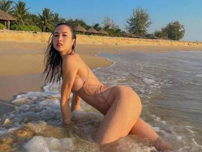 Vũ Ngọc Anh táo bạo khi chọn đồ bơi cắt xẻ màu nude, khiến cho cảm giác như "quên" mặc đồ.
