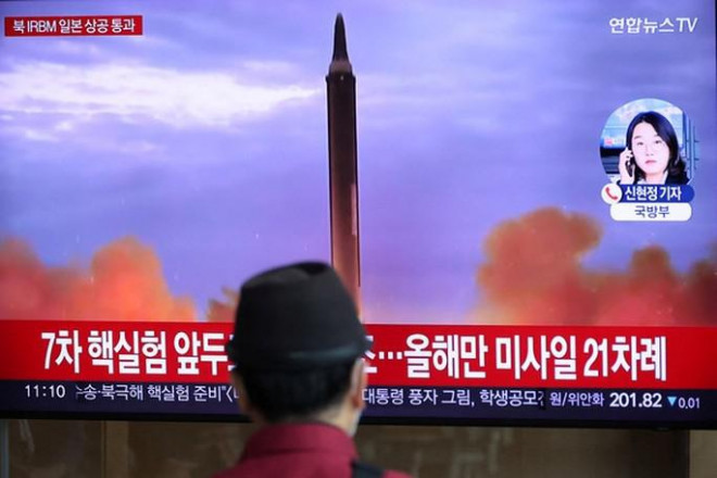 Người dân tại một nhà ga ở Seoul (Hàn Quốc) xem bản tin hôm 4-10 về việc Triều Tiên bắn tên lửa đạn đạo bay ngang Nhật Bản. Ảnh: Reuters