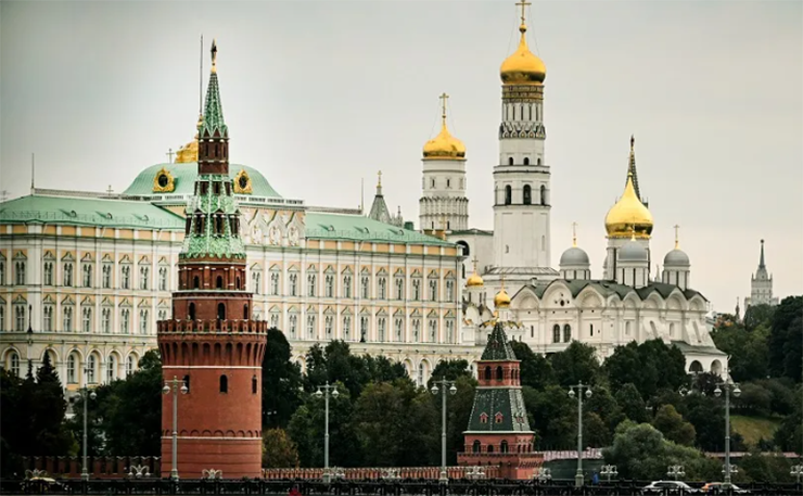 Dinh thự tổng thống,Điện Kremlin, Moscow, Nga: Tổng thống Nga Vladimir Putin có nhiều ngôi nhà, tuy nhiên, Điện Kremlin là nơi ở chính thức của ông. Điện Kremlin là một khu phức hợp có tường bao quanh bao gồm các nhà thờ và cung điện có mái vòm. Nằm ở trung tâm của thành phố, vị trí của khu phức hợp tổng thống này đã được liên kết với các chính trị gia và các địa điểm tôn giáo.
