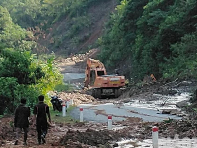 Lũ quét Kỳ Sơn: Còn vùng bị trôi nhà chưa thể tiếp cận vì sạt lở, tắc đường