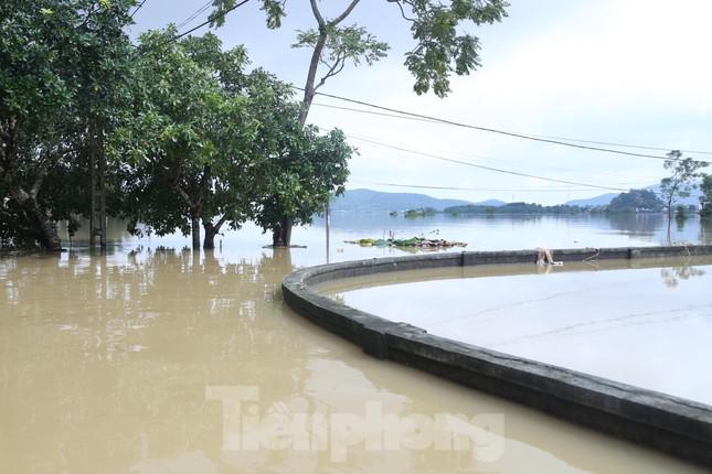 Đến nay, đã tròn một tuần người dân nơi đây bị cô lập.