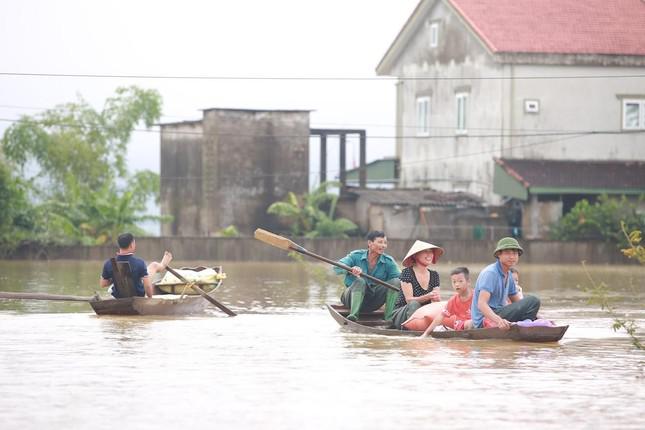 Nhiều nơi mực nước sâu hơn 2m. Người dân phải di chuyển bằng thuyền