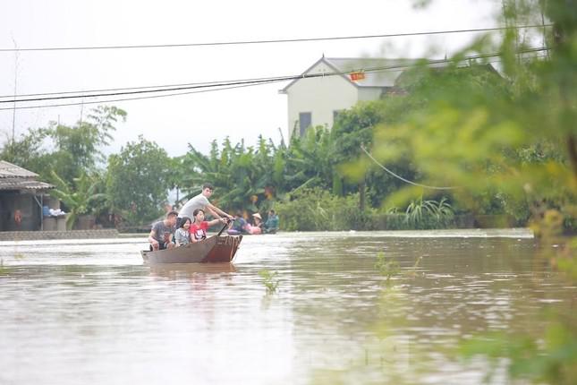 Hàng trăm hộ dân xóm 1 và xóm 2 xã Hưng Lợi vẫn đang bị cô lập