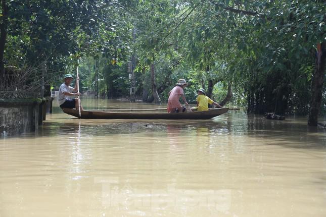 Xóm Phú Xuân là điểm ngập sâu nhất trên địa bàn xã Châu Nhân trong những ngày qua. Mực nước lũ mới chỉ rút được từ 20-30cm, giao thông vẫn bị chia cắt, người dân chưa thể trở lại cuộc sống thường nhật.