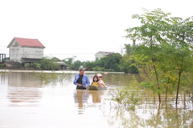 Ông Lê Khánh Quang, Chủ tịch UBND xã Châu Nhân cho biết: “Những ngày qua nước từ thượng nguồn vẫn đổ về liên tục khiến xã bị ngập nặng. Hiện trên địa bàn vẫn còn khoảng 600 hộ dân bị cô lập. Địa phương cũng đang chỉ đạo người dân tập trung tổng dọn vệ sinh với phương châm “Nước rút đến đâu, dọn dẹp đến đó”. Đồng thời cắt cử người tiếp tục túc trực tại các điểm xung yếu, đề phòng nước lên trở lại”.