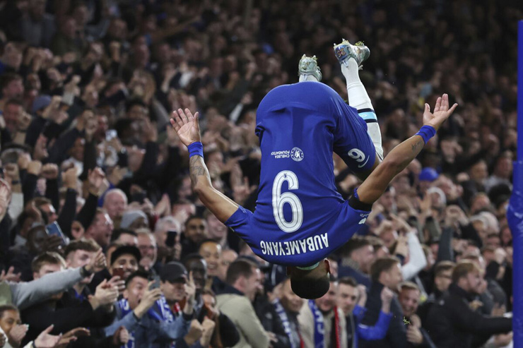 Tân binh Aubameyang lộn santo đầy phấn khích khi có bàn thắng đầu tiên cho Chelsea ở Champions League và là pha lập công trận thứ 2 liên tiếp của anh trong màu áo "The Blues"