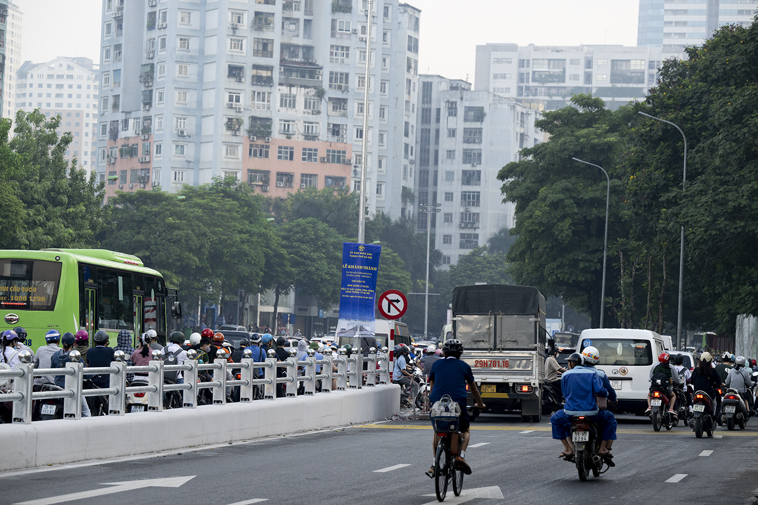 Lối rẽ vào từ phía đường Khuất Duy Tiến vào Lê Văn Lương cũng không còn xảy ra xung đột.