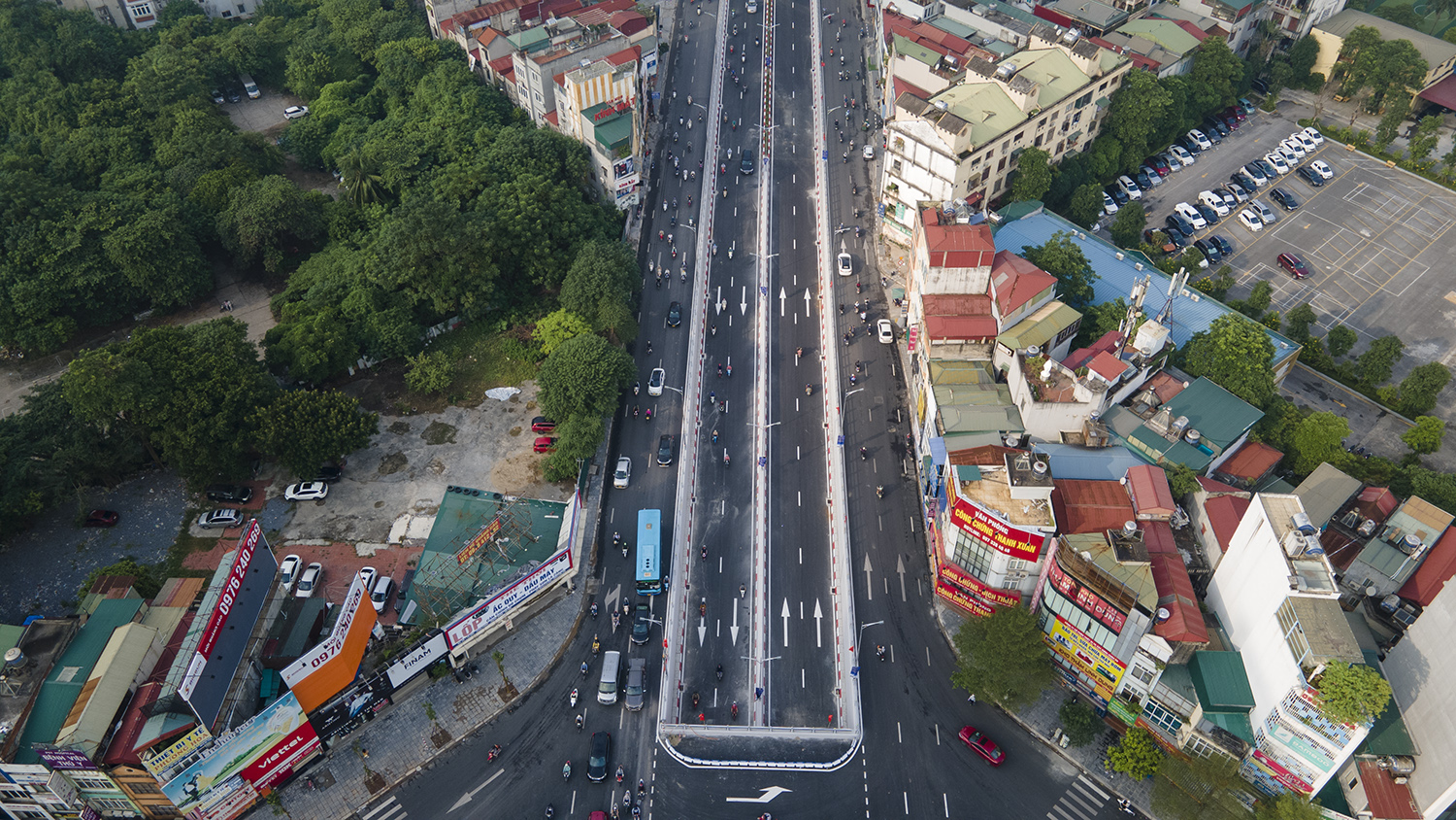 Sáng nay (6/10), theo ghi nhận của phóng viên&nbsp;trong khung giờ cao điểm (7h-8h30 sáng), nút giao Lê Văn Lương - Tố Hữu với đường Vành đai 3 Khuất Duy Tiến giao thông thông thoáng, khác hẳn cảnh ùn tắc thường xuyên vào khung giờ cao điểm.