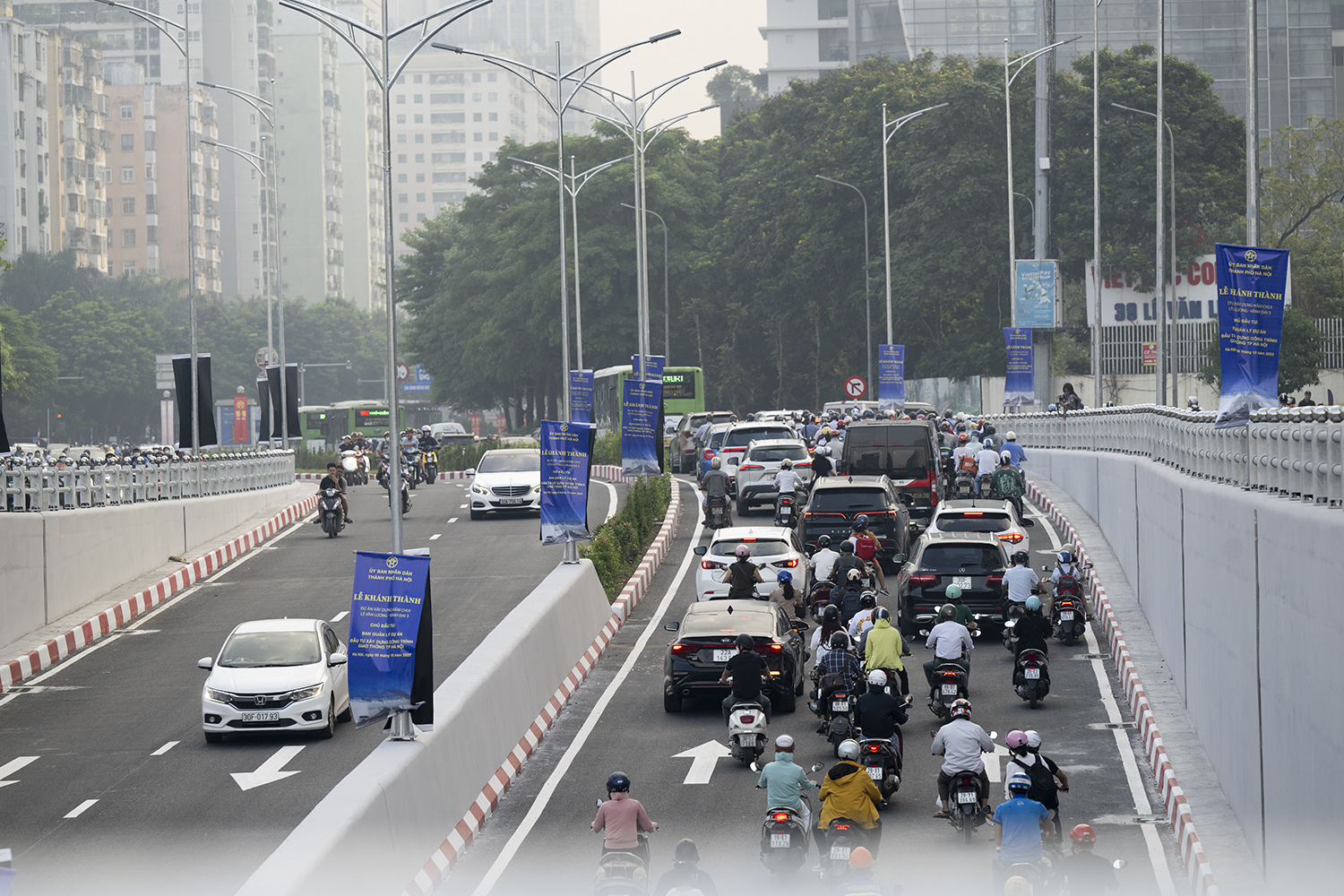 Lối vào trung tâm Thủ đô tắc nhẹ ở ngay phía lên hầm, điểm&nbsp;giao nhau với ngã tư Lê Văn Lương- Nguyễn Tuân.